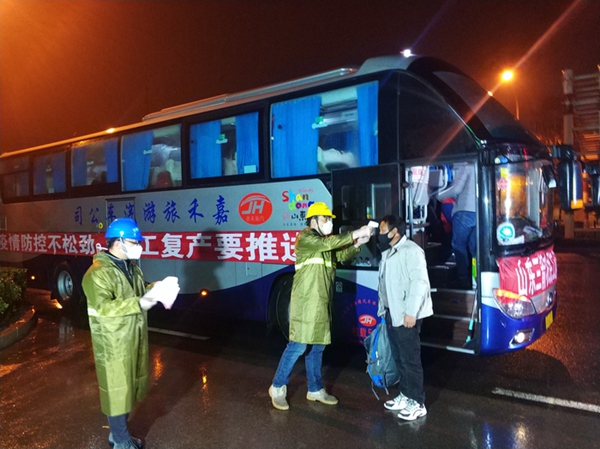 派七批17輛車接農(nóng)民工返崗 三箭集團(tuán)項目復(fù)工率達(dá)90%